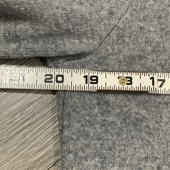 C by Bloomingdale’s 100% Cashmere Gray Sweater w/Stripes in the Sleeves size M - Picture 8 of 9